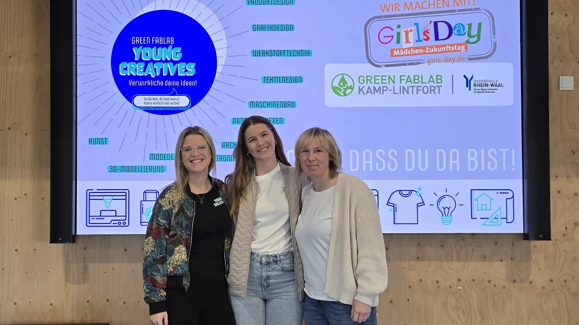 Philine Weber, studentische Hilfskraft (Mitte), sowie die wissenschaftlichen  Mitarbeiterinnen Kathrin Smolarczyk (links) und Magdalena Virgo.